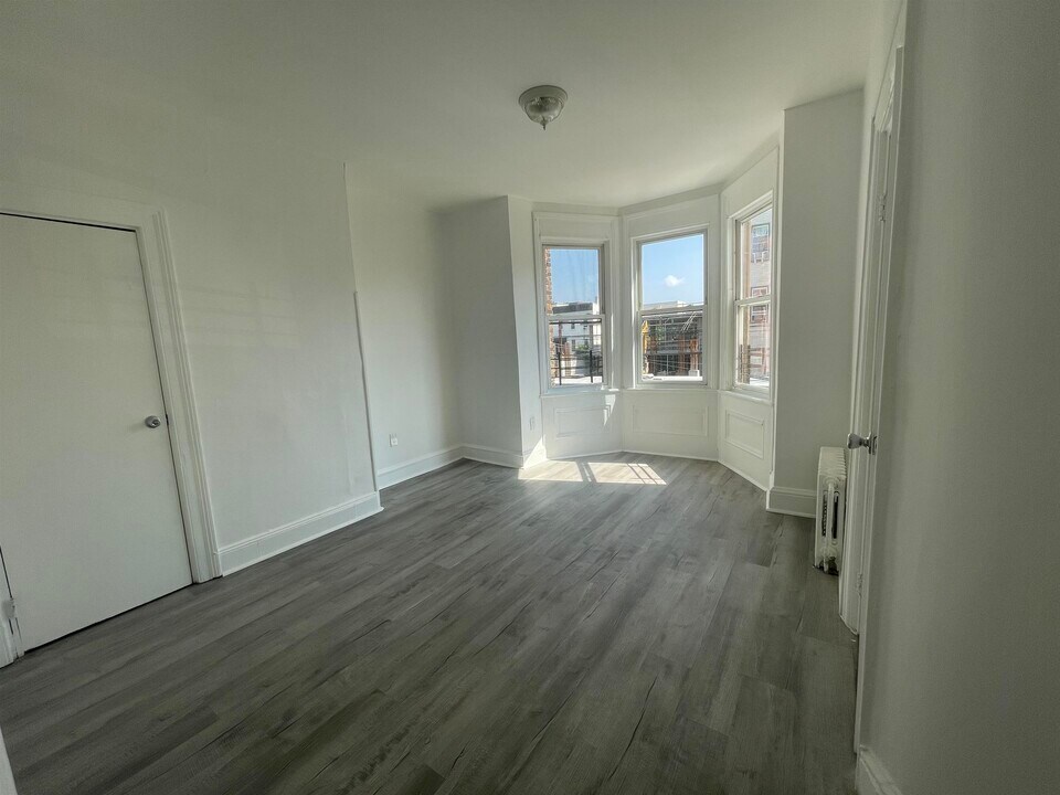 719 8th St in Union City, NJ - Building Photo