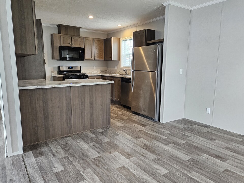 9765 Marina Cir in Algonac, MI - Building Photo