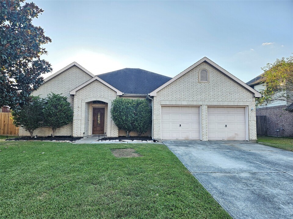 201 Cedar Branch Dr in League City, TX - Building Photo