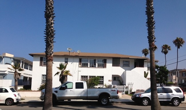 111 Vista Del Mar in Redondo Beach, CA - Foto de edificio - Building Photo