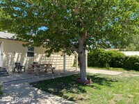 805 Oakwood St photo'