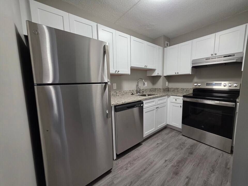 15 S Point Dr in Boston, MA - Building Photo
