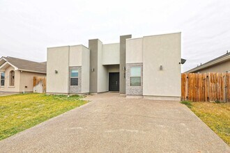 1025 La Muralla St in Laredo, TX - Building Photo - Building Photo