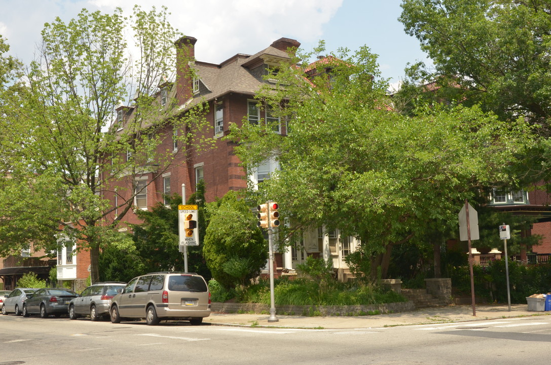 4641 Spruce St in Philadelphia, PA - Foto de edificio