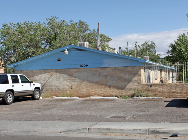 8209 Marquette Ave NE in Albuquerque, NM - Foto de edificio - Building Photo