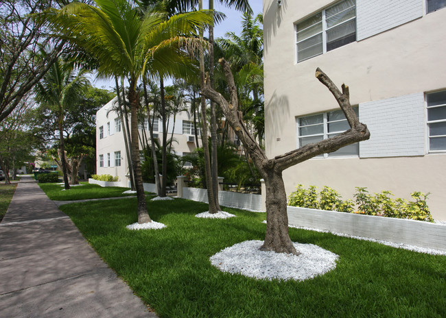 221 Zamora Ave in Coral Gables, FL - Foto de edificio - Building Photo