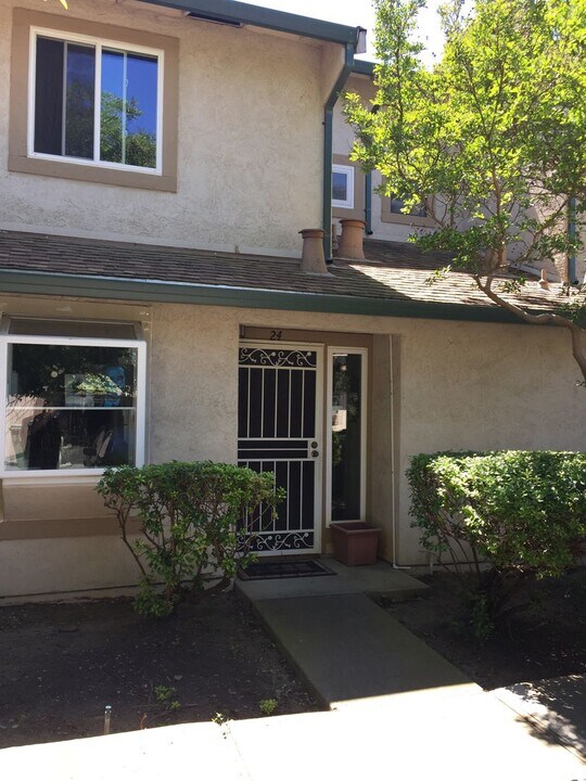 2128 Bueno Dr in Davis, CA - Foto de edificio