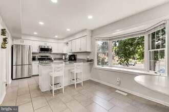 10855 Lockwood Dr in Silver Spring, MD - Foto de edificio - Building Photo