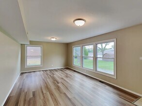 1155 Hassell Rd in Hoffman Estates, IL - Building Photo - Building Photo