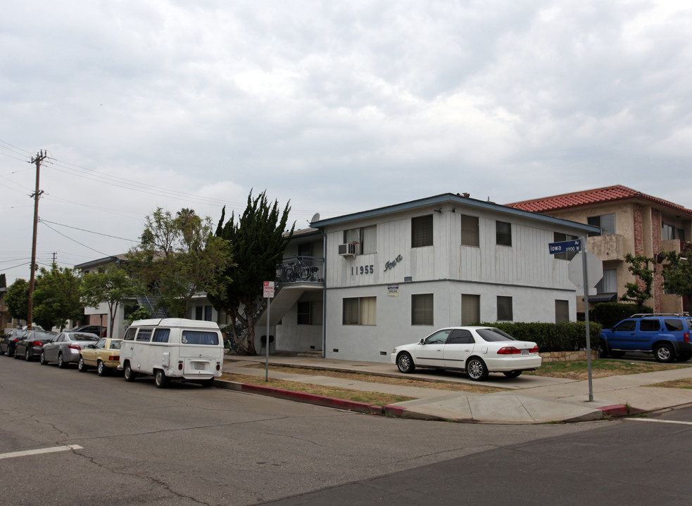 11955 Iowa Ave in Los Angeles, CA - Building Photo