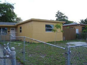 19221 NW 35th Ave in Miami Gardens, FL - Foto de edificio - Building Photo