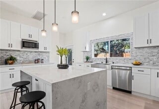 17601 Rhoda St in Encino, CA - Building Photo - Building Photo