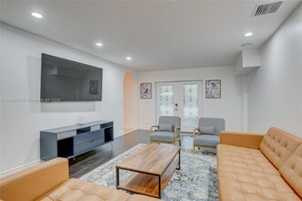 736 NE 34th Ct in Oakland Park, FL - Building Photo - Building Photo