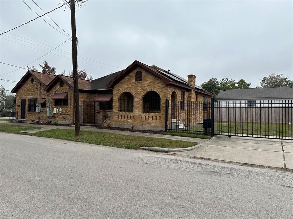 712 Harrington St in Houston, TX - Building Photo