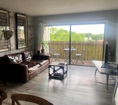 10317 NW 9th St Cir in Miami, FL - Building Photo