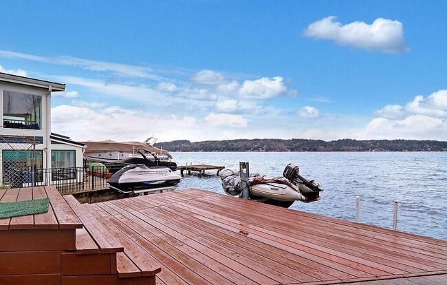 10358 Riviera Pl NE in Seattle, WA - Building Photo - Building Photo