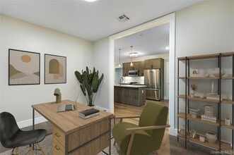 990 Corporate Dr in Westbury, NY - Foto de edificio - Building Photo