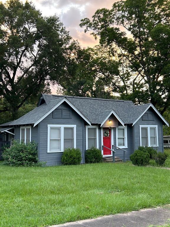 property at 907 N Drew Ave