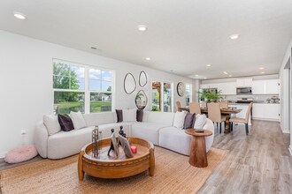 3736 Miltonsburg Dr in Grove City, OH - Foto de edificio - Building Photo
