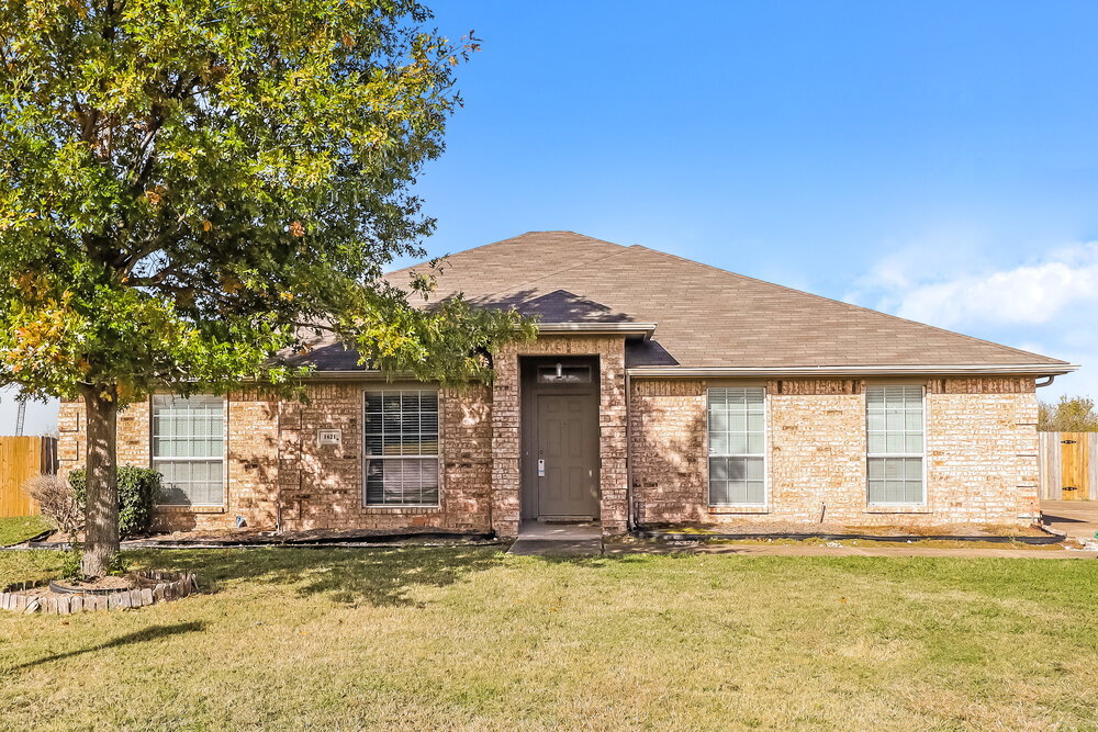 1621 Millbrook Dr in Midlothian, TX - Building Photo