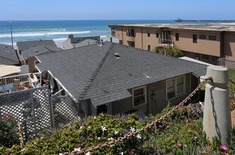 408 S The Strand in Oceanside, CA - Foto de edificio - Building Photo