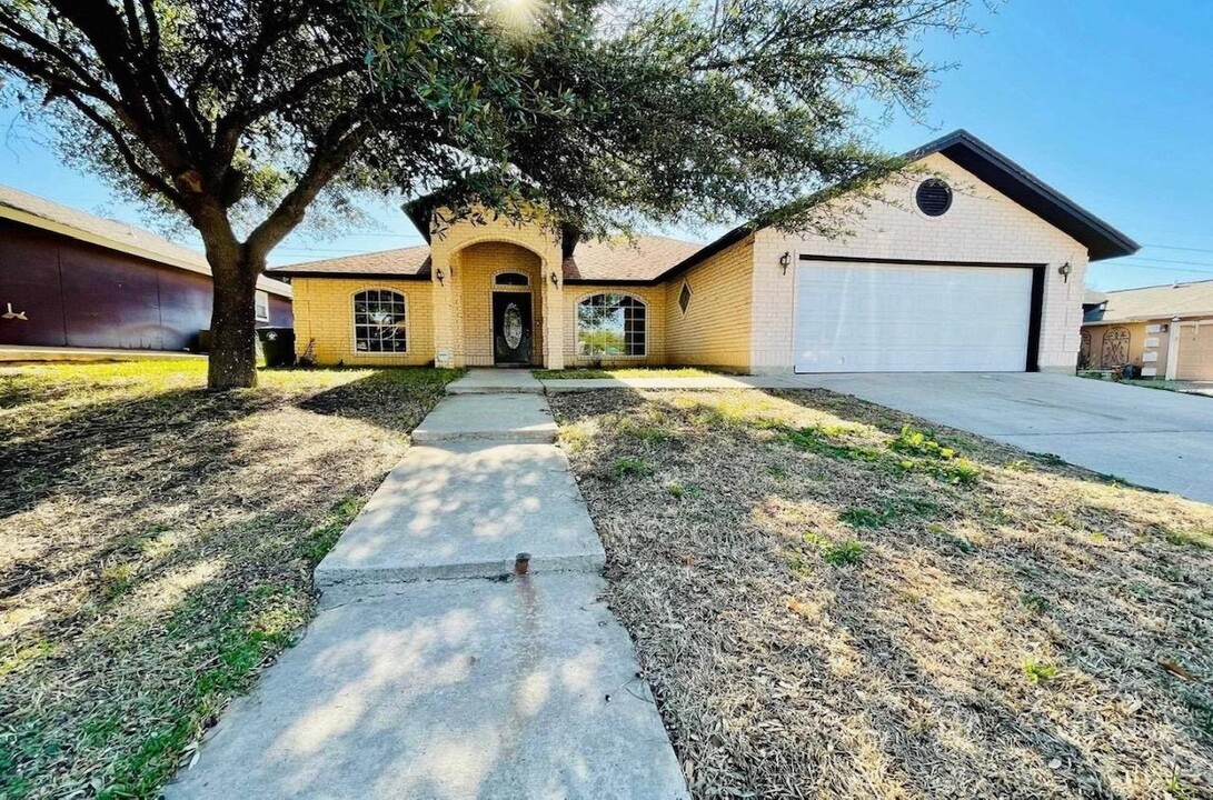 9015 Siller Loop in Laredo, TX - Building Photo