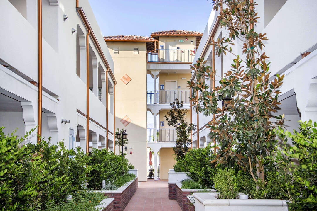 Le Blanc Apartments in Canoga Park, CA - Foto de edificio