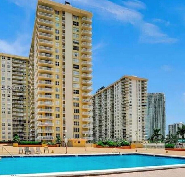 231 174th St in Sunny Isles Beach, FL - Foto de edificio - Building Photo