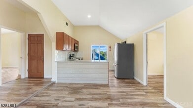 1031 Newton St in North Brunswick, NJ - Building Photo - Building Photo