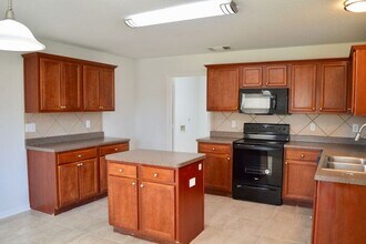 7123 Hallie Pl in San Antonio, TX - Building Photo - Building Photo