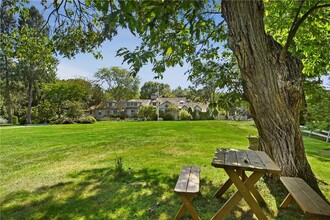 106 Old Stone Hill Rd in Pound Ridge, NY - Foto de edificio - Building Photo