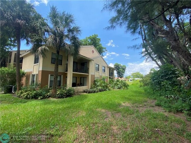 9999 Summerbreeze Dr in Sunrise, FL - Foto de edificio - Building Photo