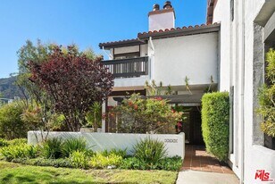 1547 Palisades Dr in Los Angeles, CA - Building Photo