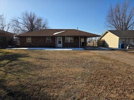 1439 E Moses St in Cushing, OK - Building Photo