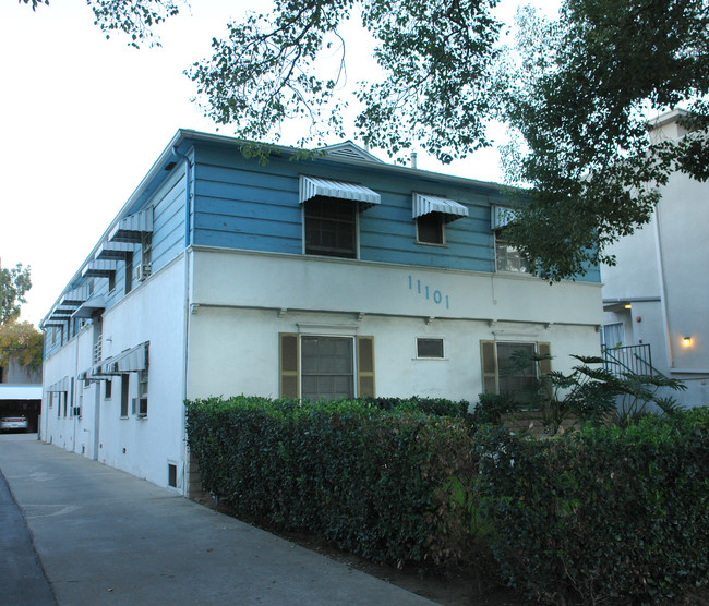 11101 Camarillo St in North Hollywood, CA - Foto de edificio - Building Photo