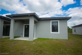1266 Milwaukee Blvd in Lehigh Acres, FL - Building Photo - Building Photo