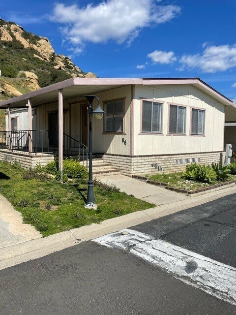 24303 Woolsey Canyon Rd in West Hills, CA - Building Photo