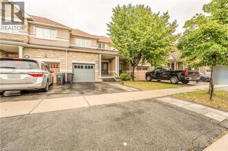 5195 Angel Stone Dr in Mississauga, ON - Building Photo - Building Photo