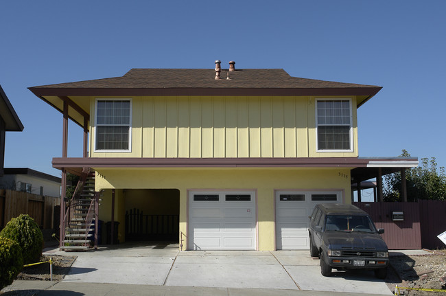 3111-3115 Birmingham Dr in Richmond, CA - Building Photo - Building Photo