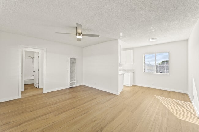 940 W Gage Ave in Los Angeles, CA - Building Photo - Building Photo