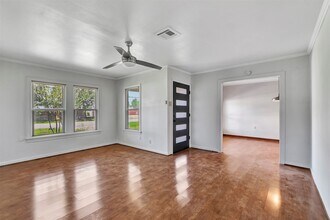2044 Thonig Rd in Houston, TX - Building Photo - Building Photo