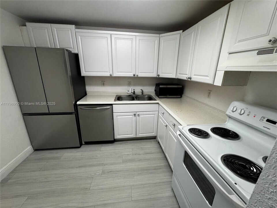 4900 NW 79th Ave, Unit 202 in Doral, FL - Building Photo