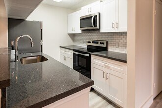 4321 W McNab Rd in Pompano Beach, FL - Building Photo - Building Photo