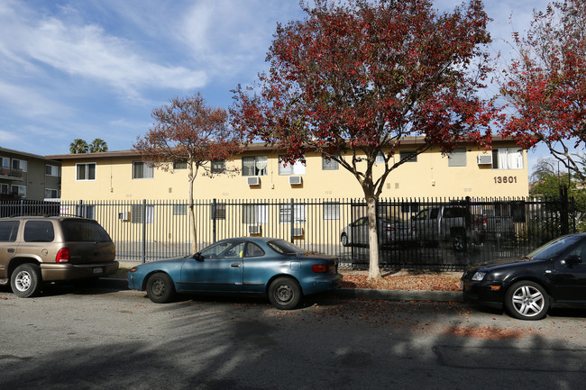 13601 Cantlay St in Van Nuys, CA - Building Photo - Primary Photo