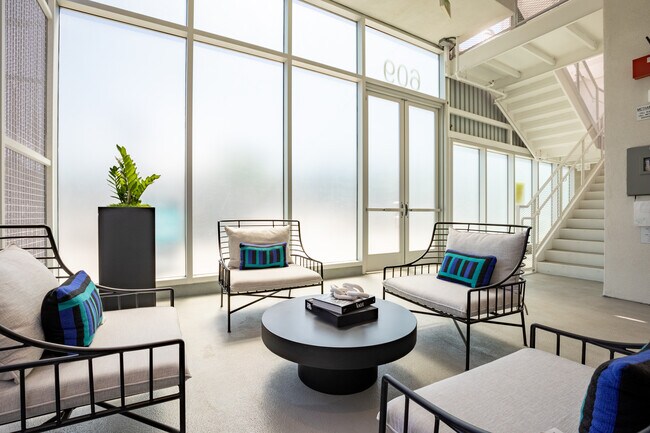 The Dillon II at Silver Lake in Los Angeles, CA - Building Photo - Lobby