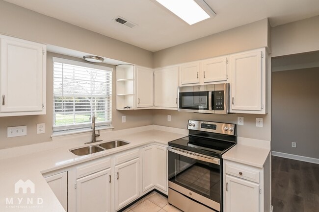 11200 Leadenhall Ln, Unit 215 in Charlotte, NC - Foto de edificio - Building Photo