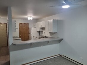 1371 Cunat Ct in Lake In The Hills, IL - Foto de edificio - Building Photo