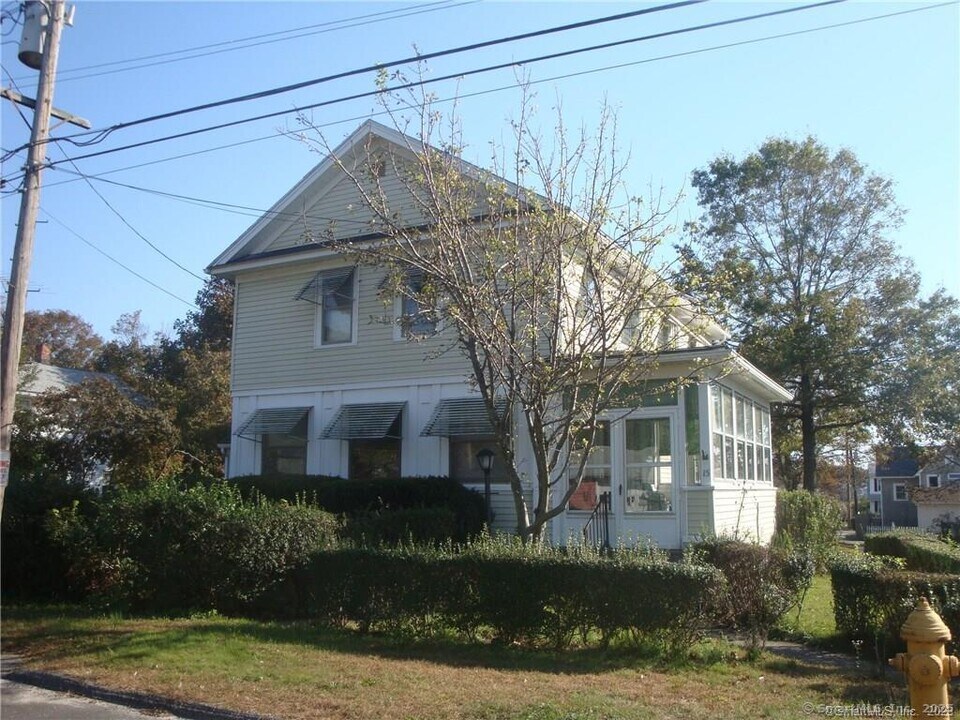 15 Warren St in Milford, CT - Building Photo