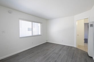 Ocean Palms Apartments in San Diego, CA - Building Photo - Building Photo