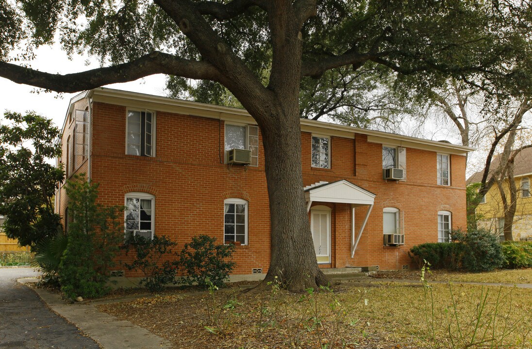 302 E Melrose Pl in San Antonio, TX - Foto de edificio